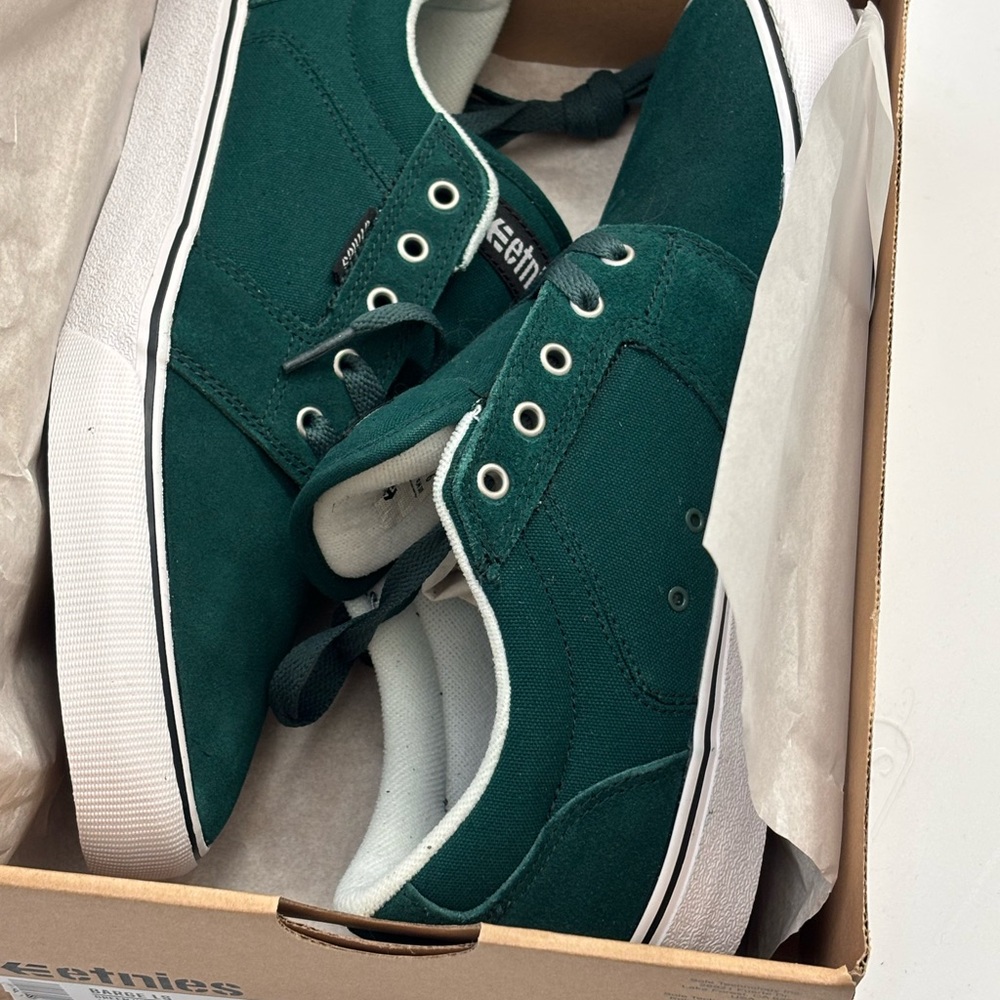 Etnies Mens size 9 green shoes Barge LS